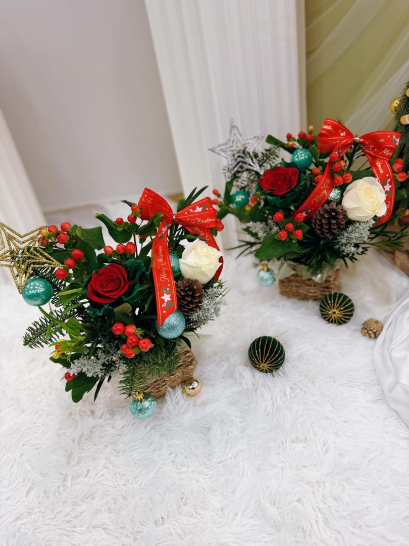 Starlight Christmas Arrangement (Fresh flower) - Image 4
