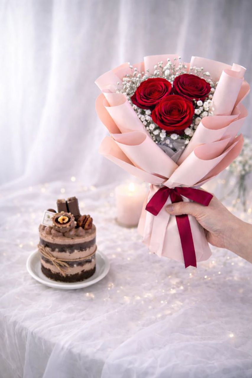 Trio Roses & Mini Cake (Fresh Flower) - Image 2